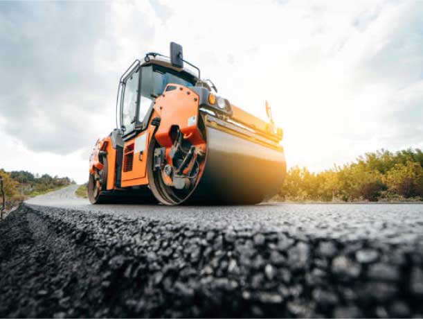 Imagen de máquina compactando camino